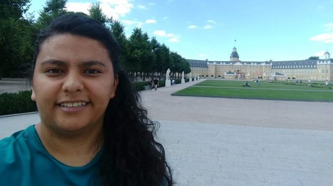 La estudiante Sofia Madrigal frente al edificio del Karlsruhe Institute of Technology.