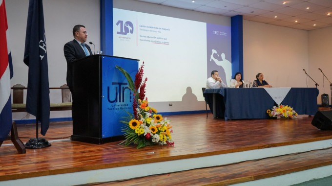 Imagen del director del Centro Académico de Alajuela dando su discurso.