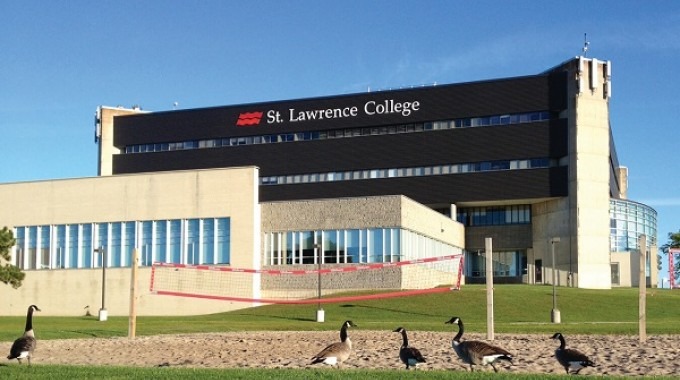 Imagen de la fachada de la universidad canadiense
