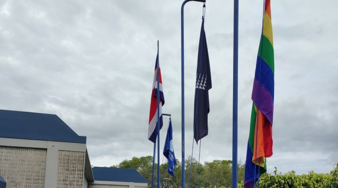 Momento en que se iza la bandera en el Campus Tecnológico Central de Cartago.