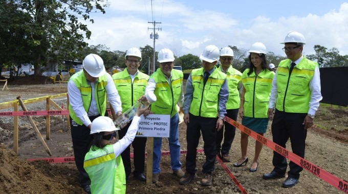 Vanessa Carvajal, directora de la Escuela Ciencias Naturales y Exactas, procede a enterrar la cápsula con objetos significativos de la Sede Regional de San Carlos. (Foto cortesía de Telka Guzmán)