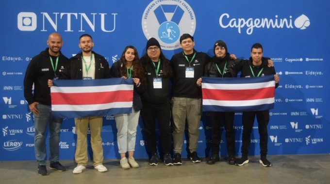 Jóvenes posan con la bandera de Costa Rica. (De izquierda a derecha). Luis Diego Raga (Coach); Emmanuel Jiménez; Nicol Cascante; Daniel Hoffman; Rodrigo Alvarado; Caleb Espinoza y Fabricio Madrigal. 