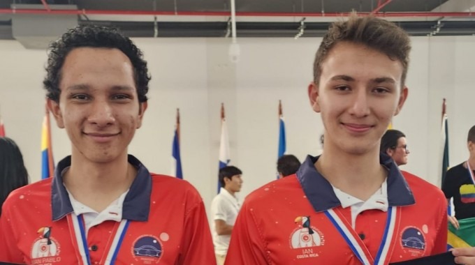 Imagen de dos estudiantes que ganaron medalla de plata en olimpiada
