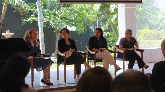 Maria Estrada TEC con grupo de mujeres