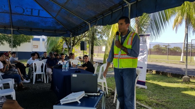 "...están al lado de un puerto, y no cualquiera, sino aquel por donde transita el 80 por ciento de las mercancías que ingresan y salen de Costa Ricamáster",  Eduardo López, Gerente de Operaciones Portuarias en APM Terminals, durante la lección inaugural en el Centro Académico de Limón. (Foto Jessica Salazar)