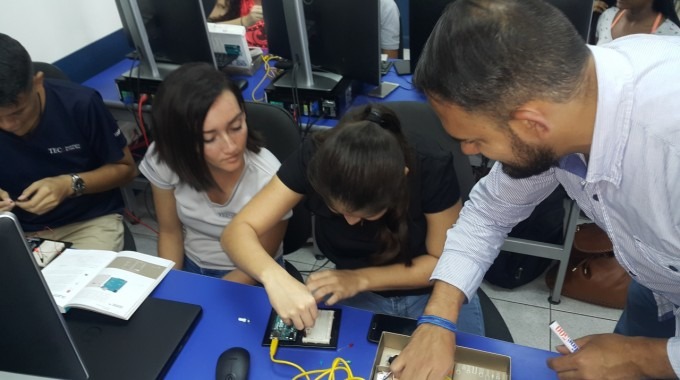 Estudiantes de Ingeniería en Computación manipulan circuitos durante el taller de Arduino