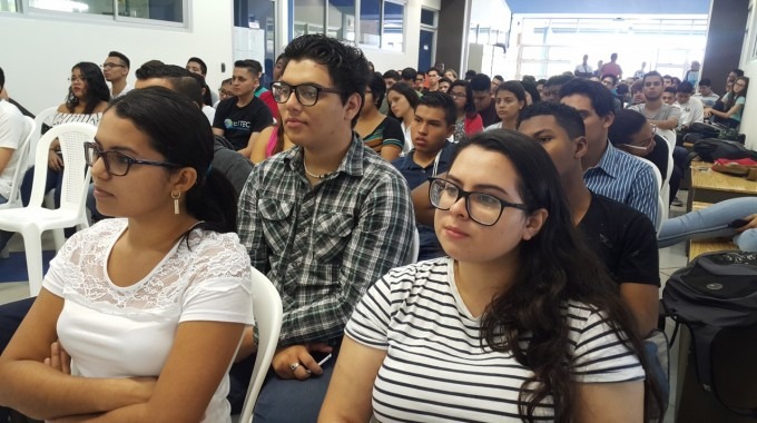 estudiantes sentados en sillas 