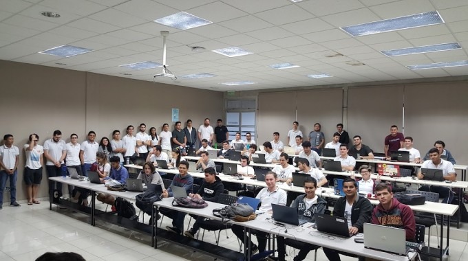 Grupo de estudiantes integrantes de la Comunidad de Aplicaciones Móviles reunidos en un aula.