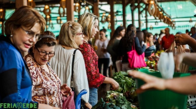 gente comprando legumbres en la feria