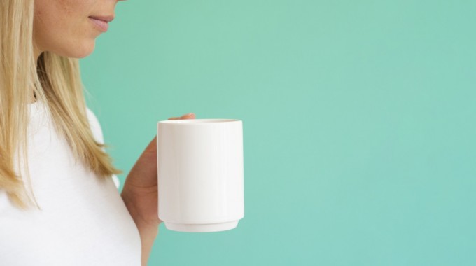 Mujer simula tomar una tasa de agua caliente. Imagen con fines ilustrativos. 