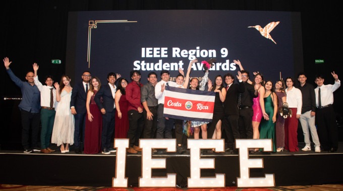 Estudiantes en el escenario con las letras IEEE