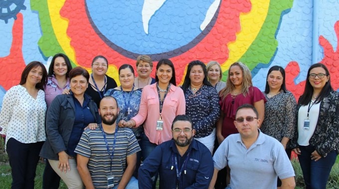 grupo de personas posando para una foto