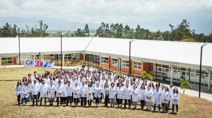 Imagen de varios estudiantes y funcionarios del Centro de Investigación en Biotecnología del TEC posando para la fotografía.