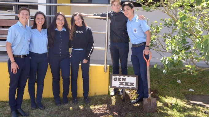 Imagen de varios estudiantes del Colegio Científico posando para la fotografía.