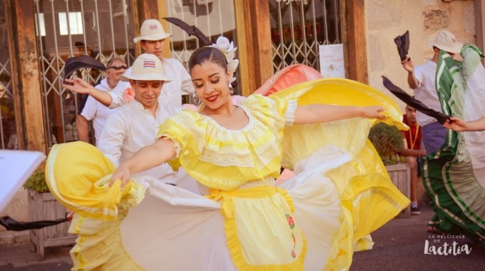 parejas bailando folclore