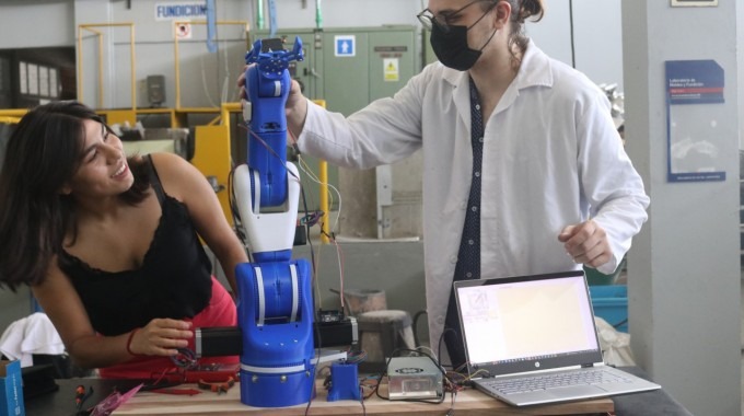 estudiantes ponen a funcionar prototipo de brazo róbotico