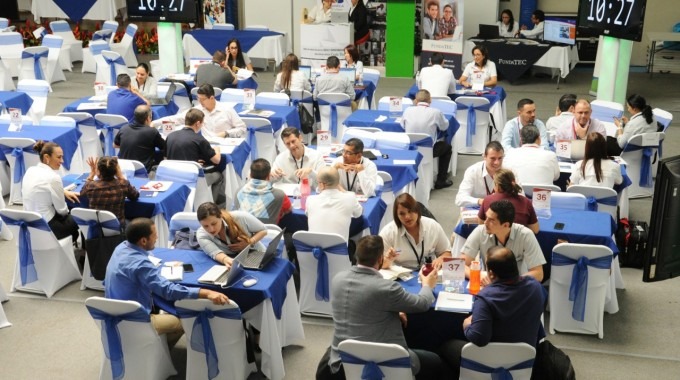 Varias personas reunidas en mesas. 