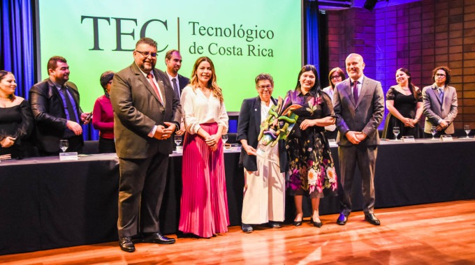 La fotografía muestra el momento en que se le entrega el reconocimiento a Ana Rosa Ruíz. 