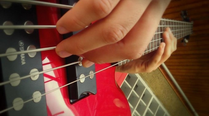 mano tocando guitarra