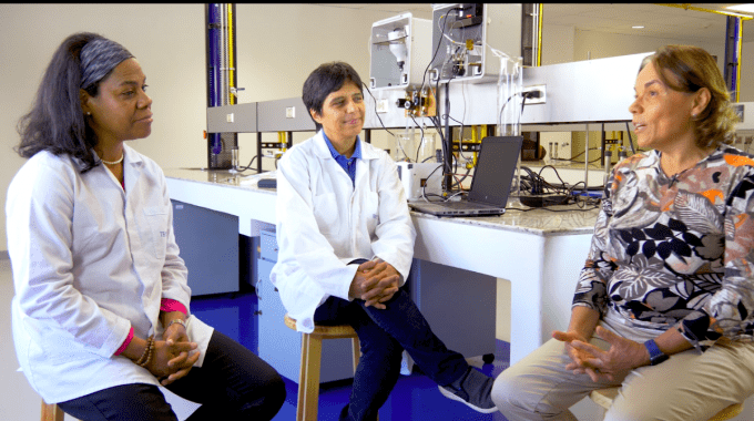 Las tres ingenieras sentadas conversando.