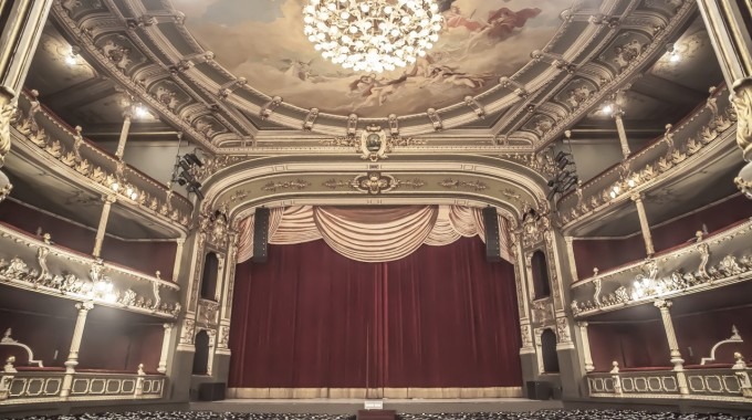 Sala principal del Teatro Nacional vista desde parte trasera del primer piso. Se aprecia el escenario, los palcos laterales y parte del cielo raso.