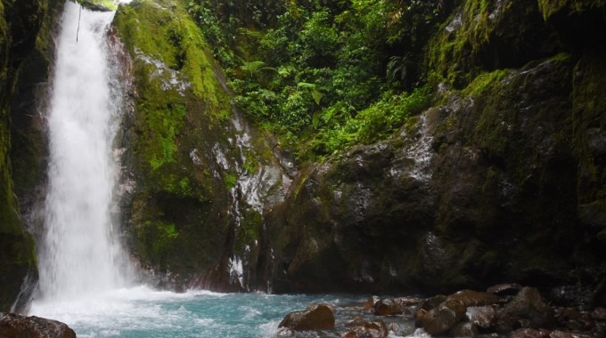 Caída de agua en catarata los gemelos, bajos del toro amarillo