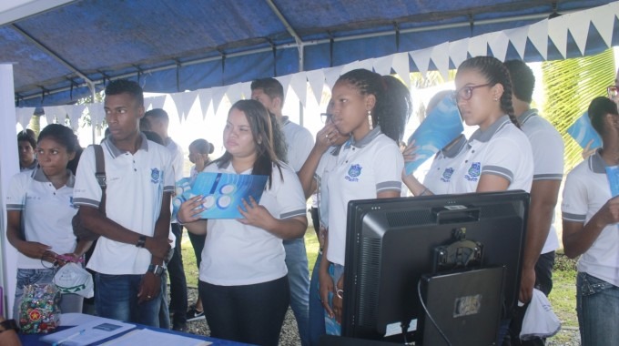 Estudiantes observando stands