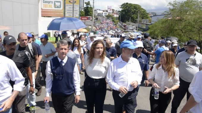 rectores marchando hacia Casa Presidencial