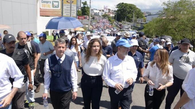 rectores marchando hacia Casa Presidencial