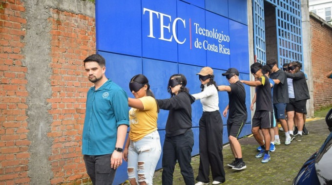 Estudiantes usan antifaces, mientras recorres distintos espacios de San José. 