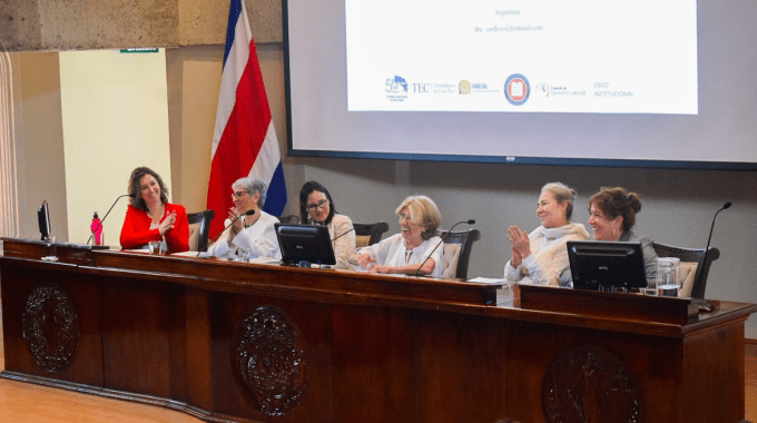 La fotografìa muestra una imagen de las participantes en la mesa principal. 