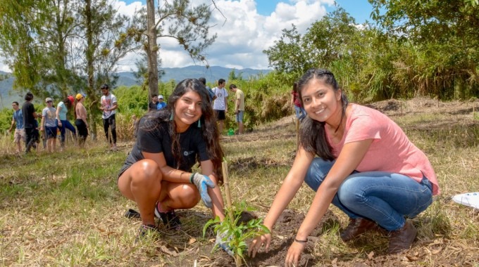 joves mujeres estudiantes sembrando un árbol en el tec