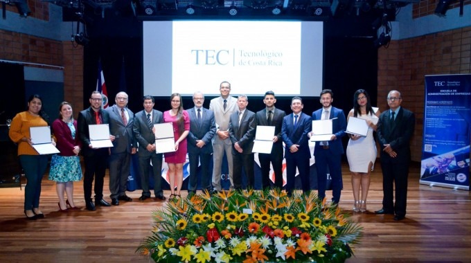 Imagen de estudiantes junto con los coordinadores de la Escuela de Administración de Empresas