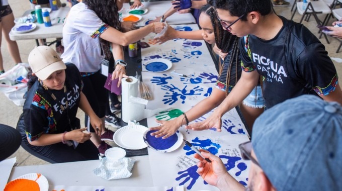Varios estudiantes pintándose las manos