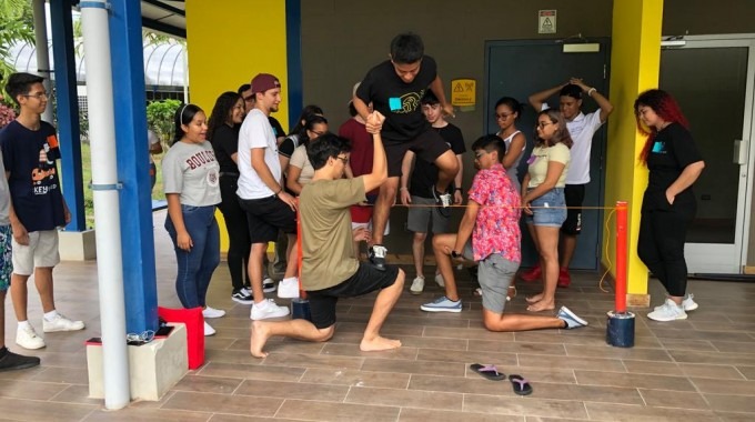 imagen de varios estudiantes realizando actividades lúdicas