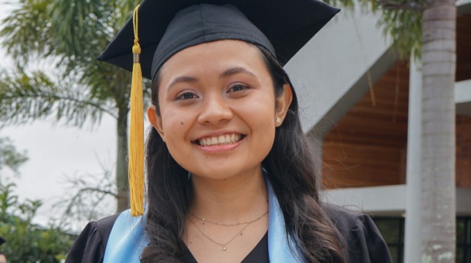 Estudiante con título de graduación