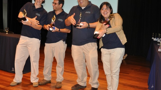 El grupo Acuaticos, ganador del segundo lugar, se muestra orgulloso de su premio.