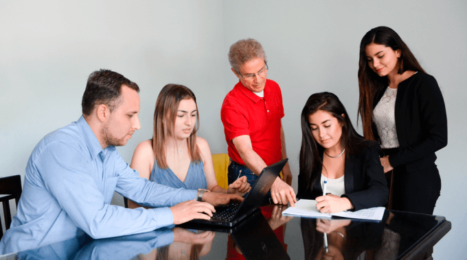 grupo de personas en mesa de trabajo