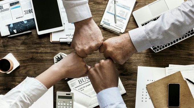 Imagen de varias manos juntas en trabajo en equipo