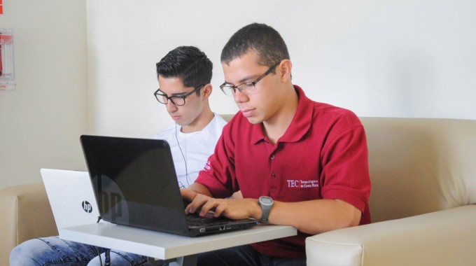 Imagen de dos estudiantes frente a la computadora