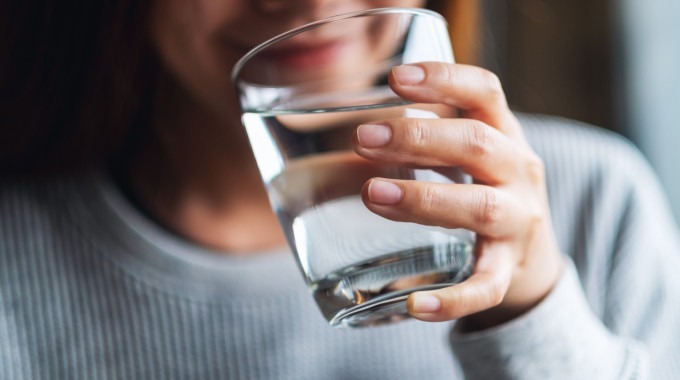 un vaso con agua