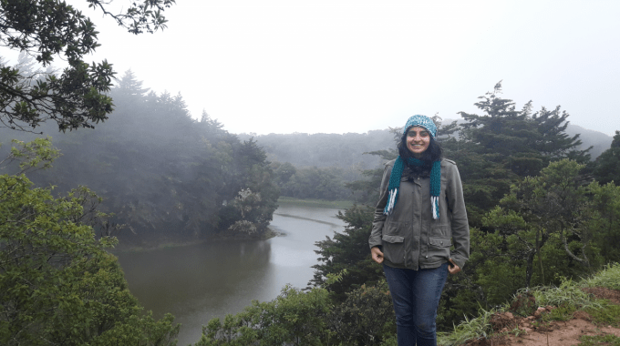 Imagen de una mujer en el bosque. Mientras realiza una investigación sobre agroforestal