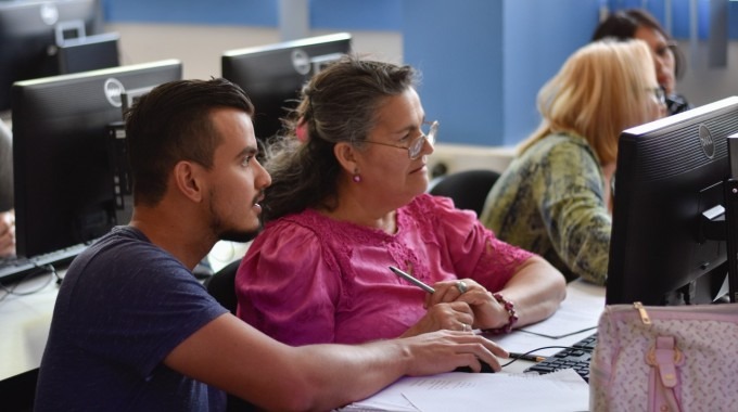 joven-profesor-trabajando-con-adulta-mayor-