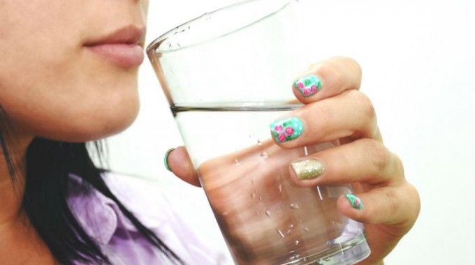 mujer tomando agua