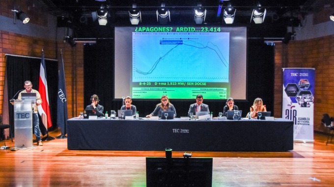 Foto de la mesa principal con los integrantes del AIR