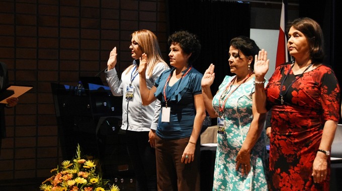 Cuatro representantes de la Comisión Organizadora son juramentadas. 