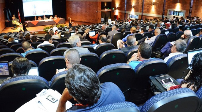 Asambleistas en reunión.