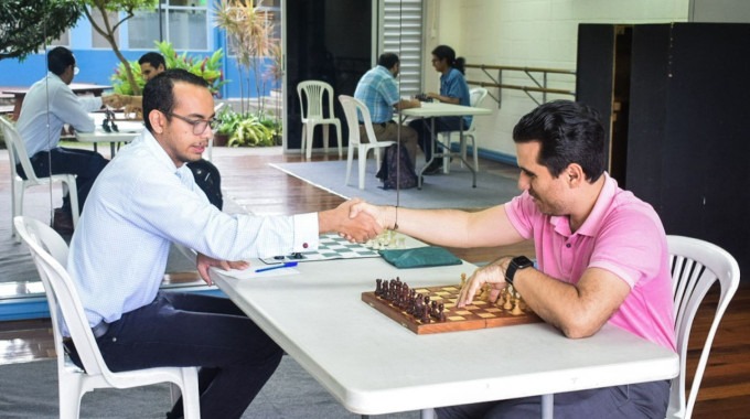 Competidores se han la mano antes de iniciar la partida. 