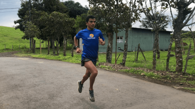 Luis Alejandro Castro entrenando en una zona abierta.