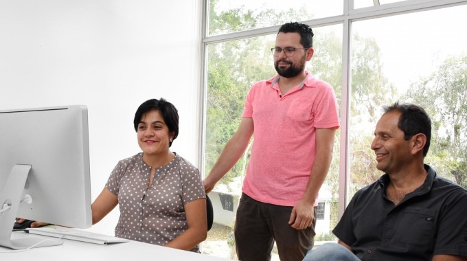 Marcela Cubero, Luis Carlos Araya y Sergio Rivas conforman el proyecto junto con Xinia Varela, quien se encuentra fuera del país. (Foto: Ruth Garita/OCM)